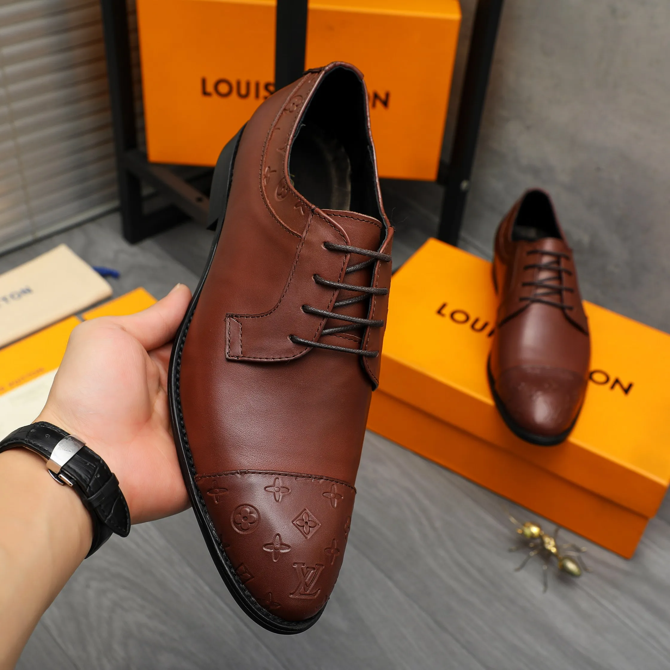Men's shoes 💰p460 Product trademark: LV (Louis Vuitton) business lace-up leather shoes True size: 39-44 Product material: Selected high-quality cowhide stitching embossed cowhide upper, cowhide lining, original rubber outsole